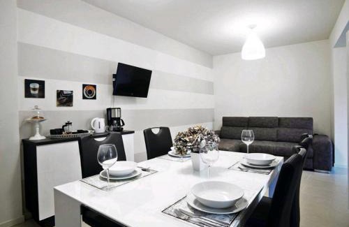 Lovere Old Town Apartment | VENTUNO - Modern Apartment - Country & Lake