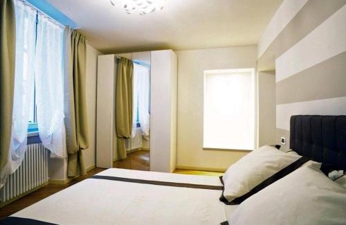 Lovere Old Town Apartment | VENTUNO - Modern Apartment - Country & Lake
