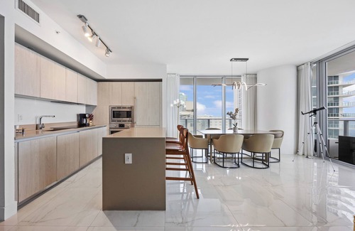 Hollywood South Central Beach Apartment | Ventur Beachfront Luxe Condo - Lyfe Beach Resort