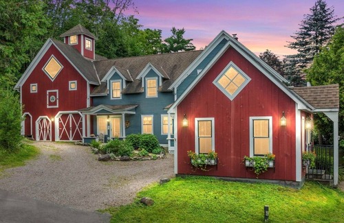 Stowe Area House | Vermont Style in Stowe Center - Walk to Everything