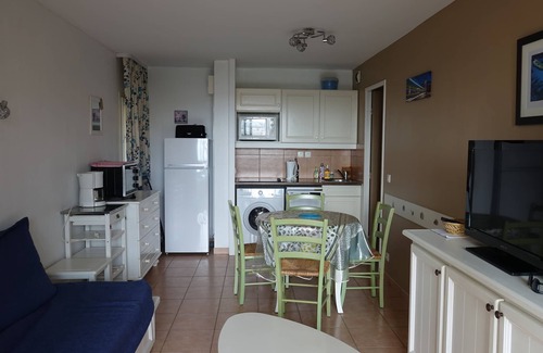 Six-Fours-les-Plages Apartment | Very beautiful T2 on the ground floor with trees, swimming pool, sea view, shops and beach