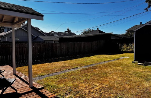 Coos Bay House | Very clean house with amazing park across the street and Japanese garden.