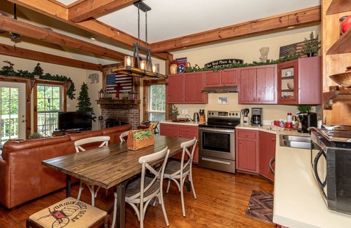 Townsend Cottage | Very clean mountain retreat with Mountain View, Wi-Fi, Jacuzzi, FREE POOL ACCESS