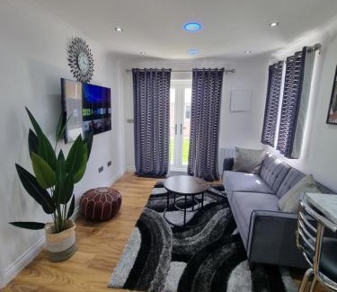 Little Holland Apartment | Very Cosy & Lovely 1 Bed Garden Apartment with side access, Suitable for Long Stay and Short Stay