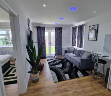Little Holland Apartment | Very Cosy & Lovely 1 Bed Garden Apartment with side access, Suitable for Long Stay and Short Stay