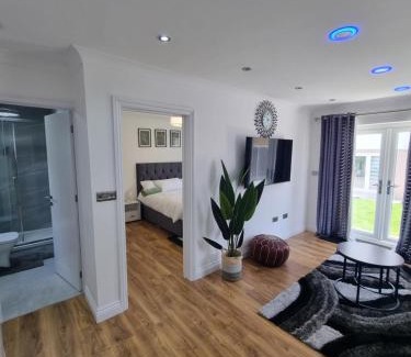 Little Holland Apartment | Very Cosy & Lovely 1 Bed Garden Apartment with side access, Suitable for Long Stay and Short Stay