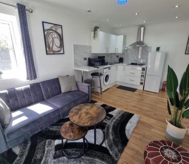 Little Holland Apartment | Very Cosy & Lovely 1 Bed Garden Apartment with side access, Suitable for Long Stay and Short Stay
