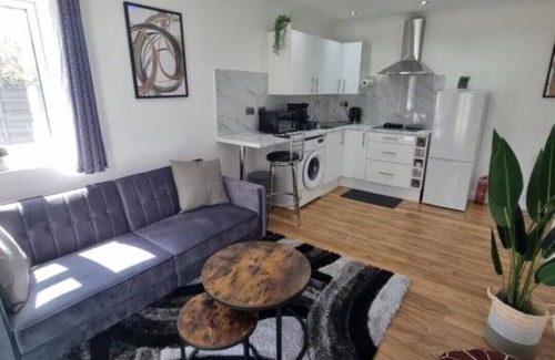 Little Holland Apartment | Very Cosy & Lovely 1 Bed Garden Apartment with side access