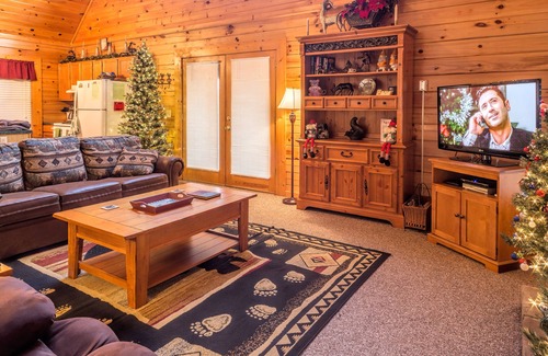 Sevierville Cabin | Very Cozy 2 BR Cabin with extra bed in Loft! Hot Tub, Pool Table! Seasonal Pool
