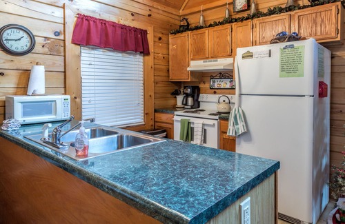 Sevierville Cabin | Very Cozy 2 BR Cabin with extra bed in Loft! Hot Tub, Pool Table! Seasonal Pool