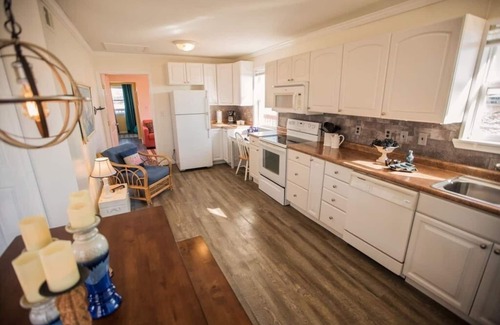 Southpointe House | Very cute, well maintained 3 bedroom 2 bath house that will accommodate up to 9 people. This beach home was featured on the A&E show VACATION RENTAL POTENTIAL!