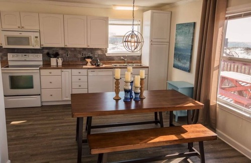 Southpointe House | Very cute, well maintained 3 bedroom 2 bath house that will accommodate up to 9 people. This beach home was featured on the A&E show VACATION RENTAL POTENTIAL!