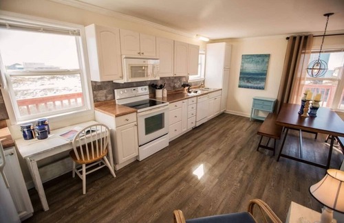 Southpointe House | Very cute, well maintained 3 bedroom 2 bath house that will accommodate up to 9 people. This beach home was featured on the A&E show VACATION RENTAL POTENTIAL!