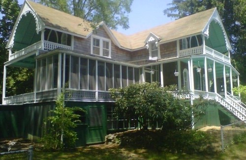 The Heights House | Very Large, Comfortable, Victorian 4 Bedroom House + Beach Club