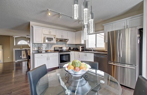 Citadel House | VERY MODERN AND COMFORTABLE, 5BEDS, 3BATHS, MINS TO A/PORT, DT