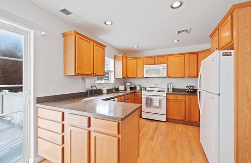 Chester House | Very Private Large Home on 22 Acres with Outdoor Kitchennn