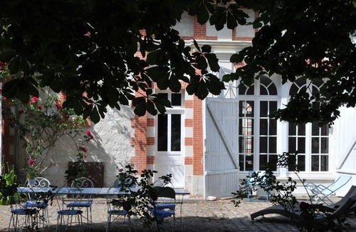 Brain-sur-Allonnes Other | Very spacious GITE 8-12 people in the courtyard of the Château