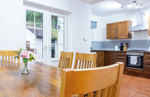Nottingham House | Very spacious 4-bedroom house close to city centre. Sleeps up to 9!
