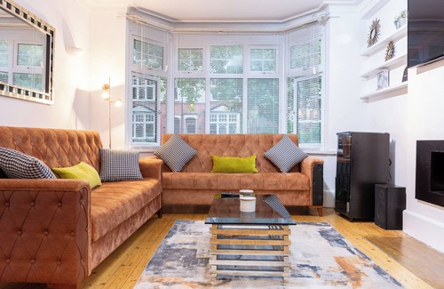 Nottingham House | Very spacious 4-bedroom house close to city centre. Sleeps up to 9!