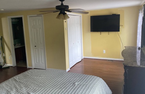 Taylor Condo | Very spacious condominium by the airport!