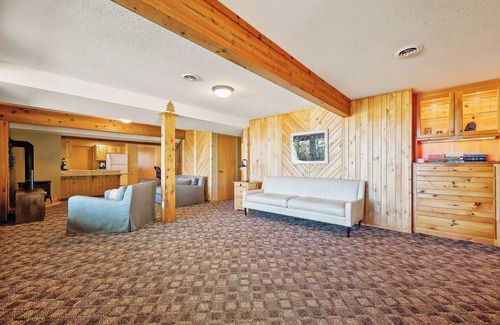 Spooner Cabin | Very spacious lakefront 4-bedroom cabin with AC and WiFi in charming Spooner