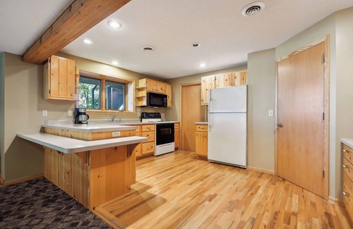 Spooner Cabin | Very spacious lakefront 4-bedroom cabin with AC and WiFi in charming Spooner
