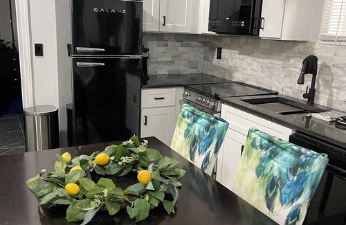 Clarksville Apartment | Veteran Stay King Bed sleeps4 2 miles to post,food,shops park work truck