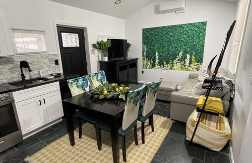 Clarksville Apartment | Veteran Stay King Bed sleeps4 2 miles to post,food,shops park work truck