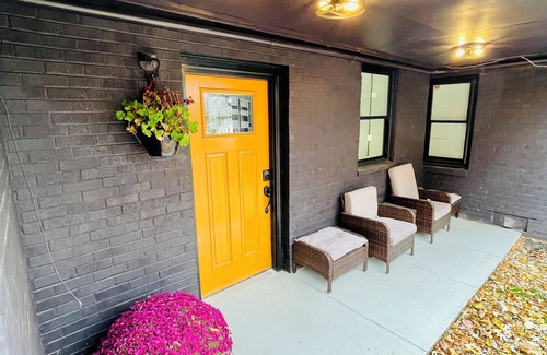 Clarksville Apartment | Veteran Stay King Bed sleeps4 2 miles to post,food,shops park work truck