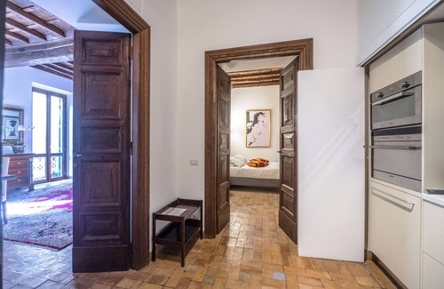 Rione V Ponte Apartment | Via Giulia Charming Apartment with Balcony