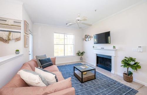 Durham Apartment | Viagem Durham Stylish 1BR With Balcony