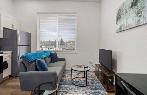 South Tacoma Apartment | Vibrant 1BR/1BTH Apartment near PLU/UWT