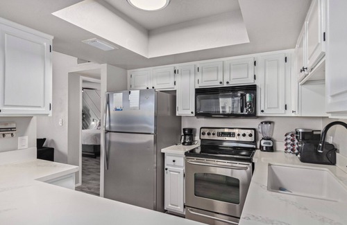 South Scottsdale Condo | Vibrant 1BR Condo w/Patio, Pool, & Parking