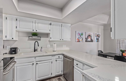 South Scottsdale Condo | Vibrant 1BR Condo w/Patio, Pool, & Parking