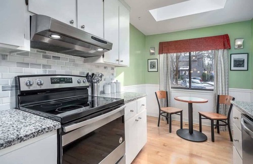Chapel Hill House | Vibrant 2-BR Home | Indoor Fireplace | Downtown | NC