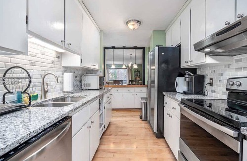 Chapel Hill House | Vibrant 2-BR Home | Indoor Fireplace | Downtown | NC