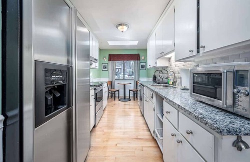 Chapel Hill House | Vibrant 2-BR Home | Indoor Fireplace | Downtown | NC