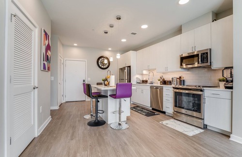 Alexandria West Apartment | VIBRANT 2BR HOME , FREE PARKING ALEXANDRIA