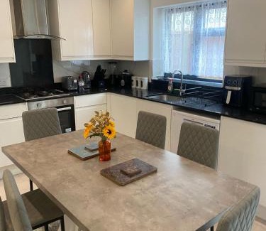 Northumberland Park Apartment | Vibrant 3BR Tottenham Home, private garden WiFi parking free on request