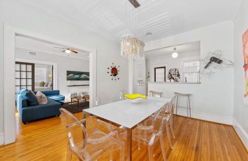 Dilworth House | Vibrant and Cozy 2BR near Uptown with Balcony
