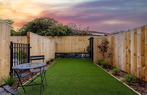 Te Atatu Peninsula House | Vibrant and Homey Townhouse