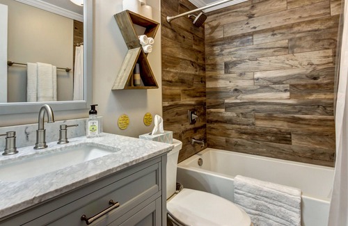 Dixon Park Condo | Vibrant, Colorful Condo Building With Backyard Firepit and Games