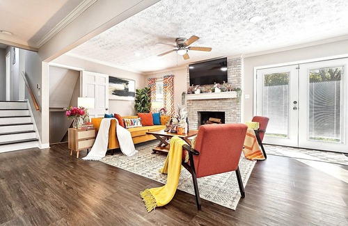 Snellville House | Vibrant & Cozy Home-Sleeps 12-King Bed-Fenced Yard