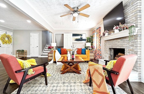 Snellville House | Vibrant & Cozy Home-Sleeps 12-King Bed-Fenced Yard
