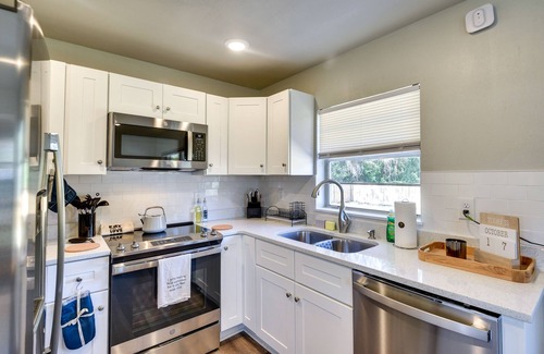 DeLand House | Vibrant DeLand House Near Stetson University!