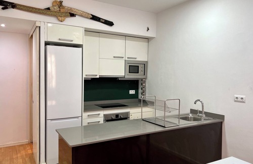 El Poble-sec Apartment | Vibrant Design 2 BD in Centric flat W/Terrace!