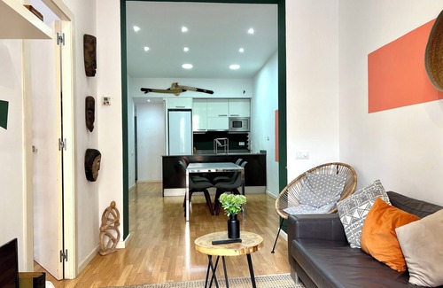 El Poble-sec Apartment | Vibrant Design 2 BD in Centric flat W/Terrace!