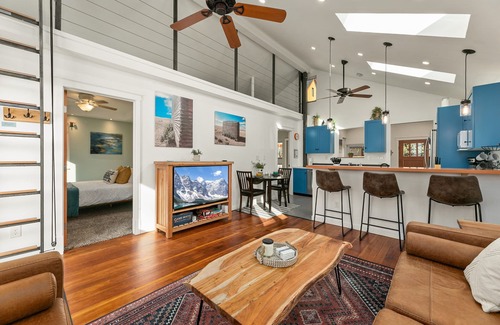 Martinez Park House | Vibrant Downtown Bungalow – Walk Everywhere!