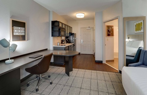 Doral Hotel | Vibrant Experience in Doral! 2 Relaxing Units, Outdoor Pool, Full Kitchen!