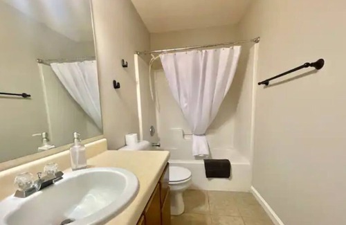 Hinesville House | Vibrant Family Home, Ping Pong table & Large Yard